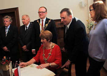 v.l.n.r: Robert Tonks, Jürgen Hordt, OB Sören Link, Lord Mayor Lynne Stagg, Councillor David Fuller, Lady Mayoress Anne Taulbut