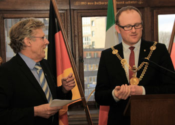 v.ln.r.: Robert Tonks, OB Sören Link